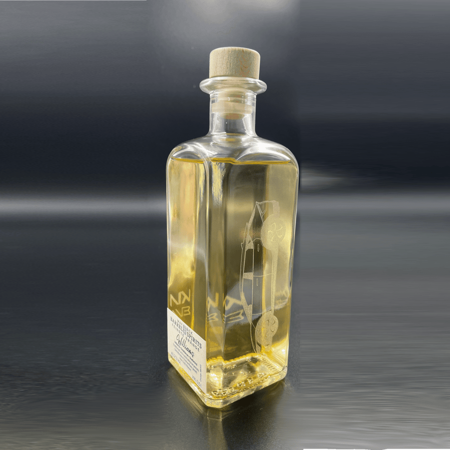 Obstbrand aus dem Eichenfass in individuell gestalteter Flasche